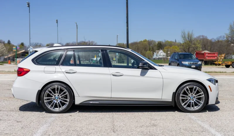 
								2018 BMW 330i xDrive Sports Wagon M Sport full									